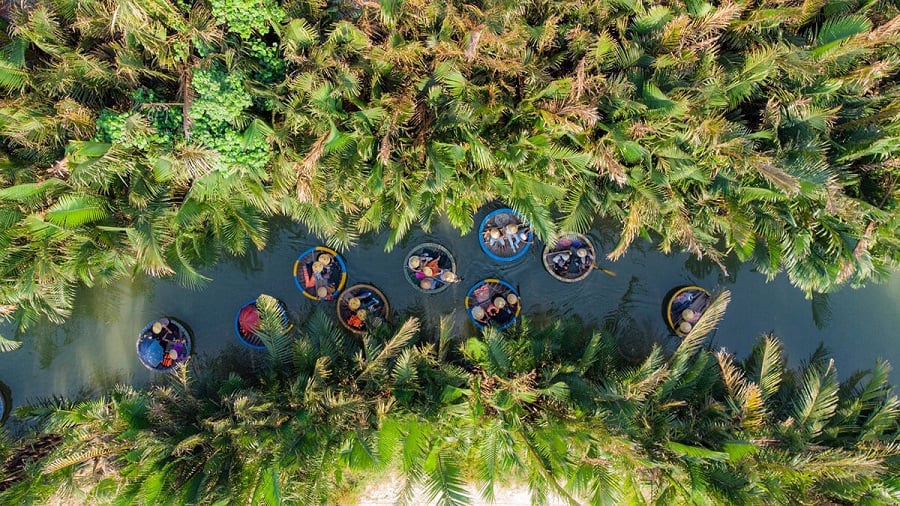 Basket boat tour